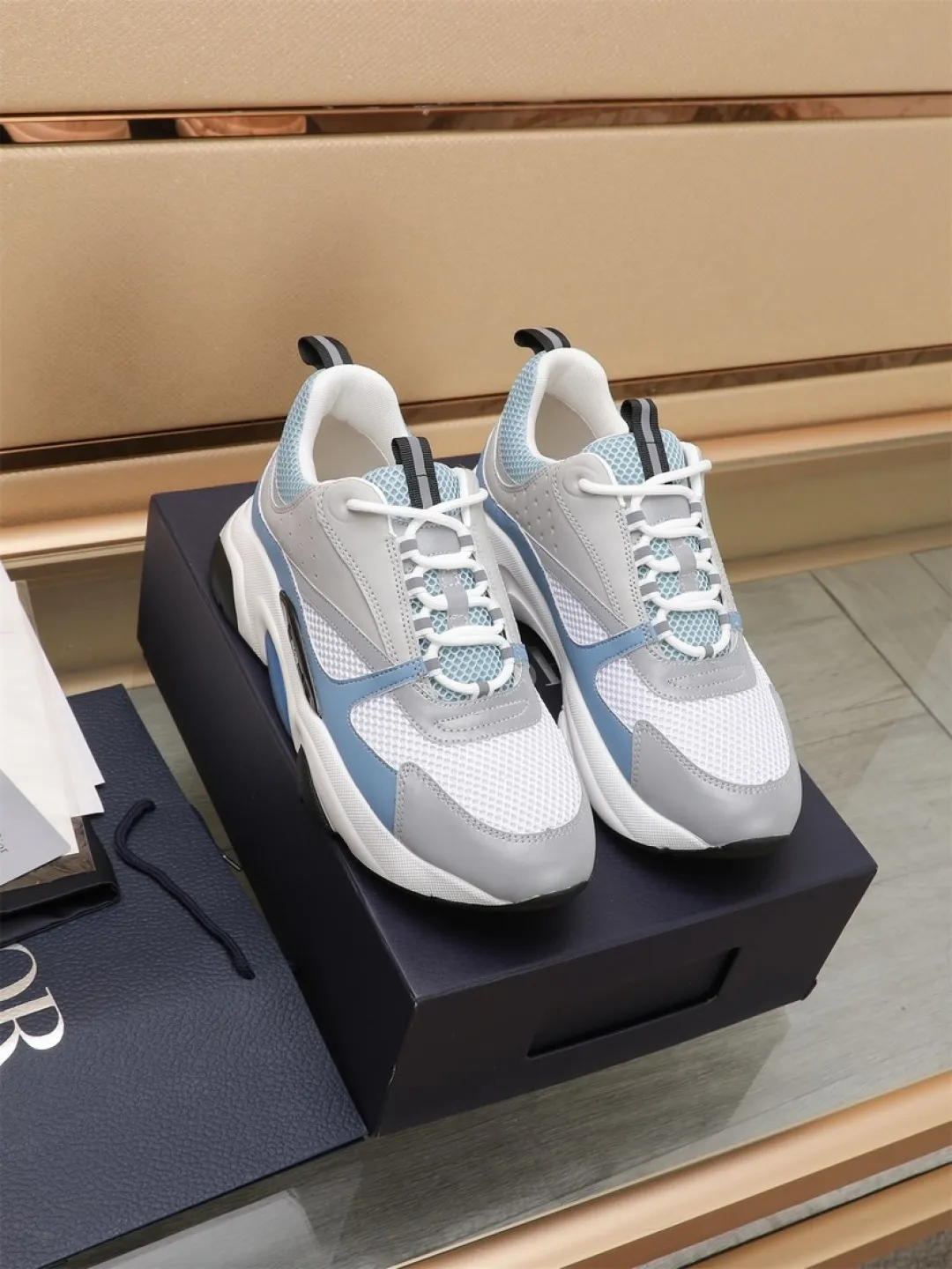 Men's shoes 💰P460💰【Dior】Dior✨ is online at the same time👏 This casual sneaker is a new product in the series and continues Di*r's classic style. The upper is made of original mesh and cow leather, with a two-color textured outsole, and the brand's iconic details on the rear collar and heel to enhance the style. Fashionable and versatile. Wear it with jeans or slacks for a casual look. Size: 38-44 (45 customized)
